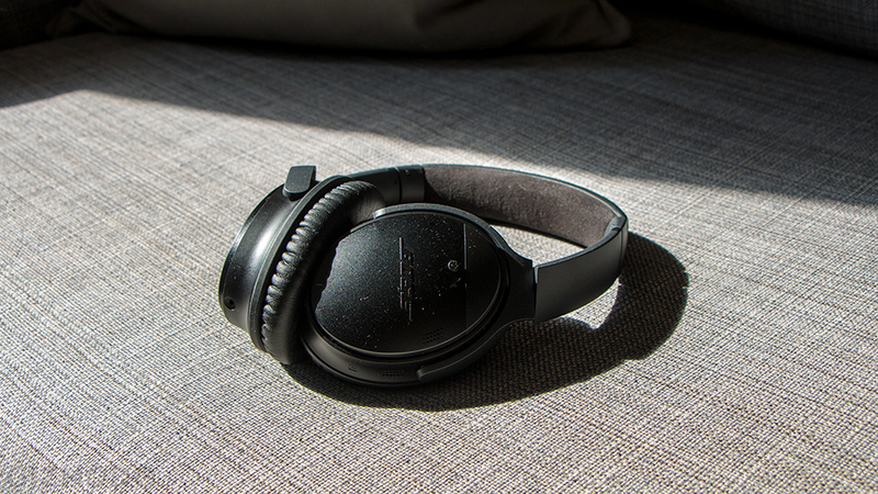 Check out the padded microsuede bit on top of the headband. It’s very comfortable!